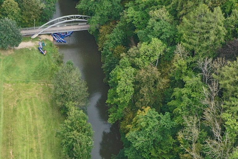 Gruppe von Kanus unter einer Brücke bei Pappenheim