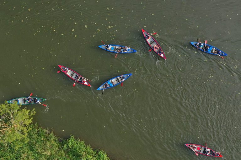 Gruppe von 7 Kanus auf der Altmühl in Ufernaehe